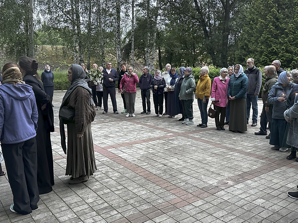В День памяти и скорби в микрорайоне Хлебниково возложили цветы к мемориалу