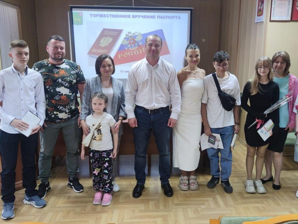 Четырем бронничанам глава города торжественно вручил первые паспорта