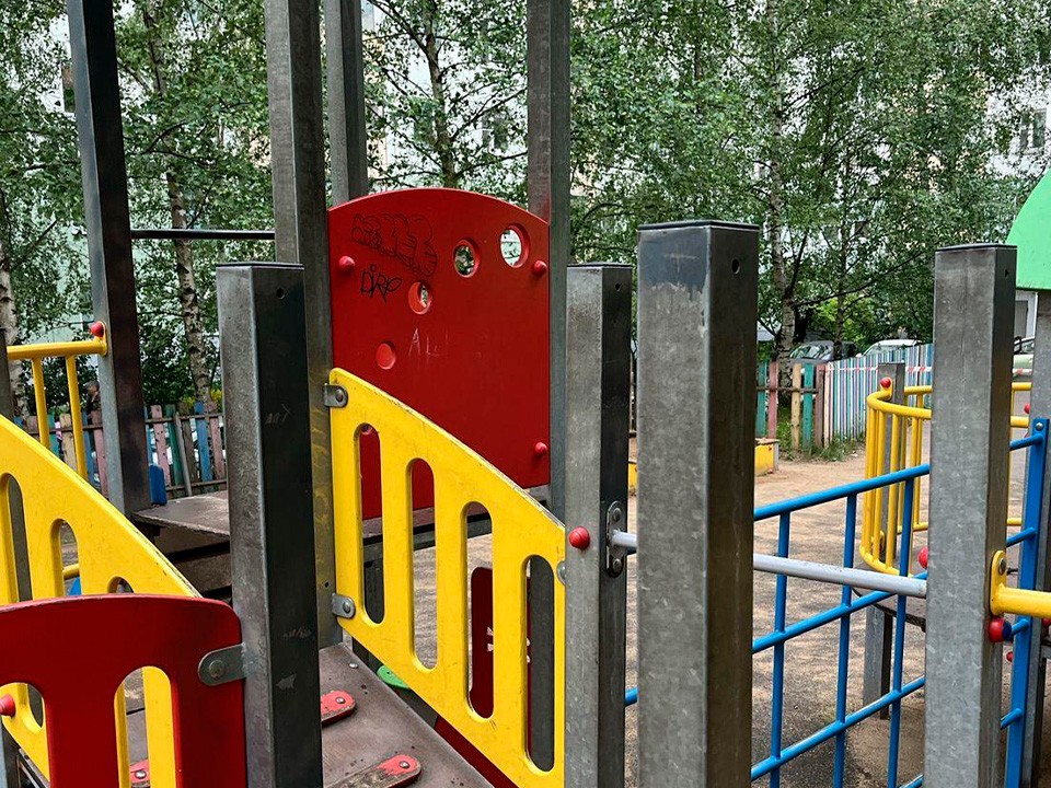 В Андреевке устранили опасные элементы на детской площадке