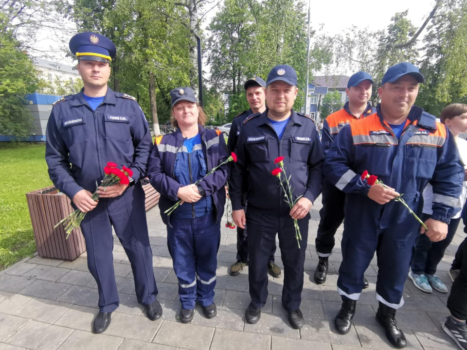 Спасатели возложили цветы к Вечному огню в честь Дня памяти и скорби