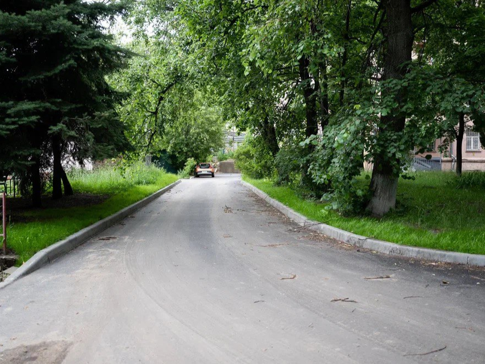 Новые парковочные места обустраивают во дворах Дзержинского
