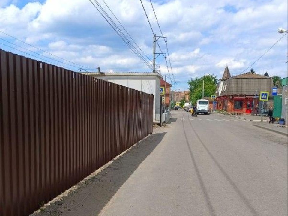 На станции МЦД «Лобня» установили ограждение и убрали мусор