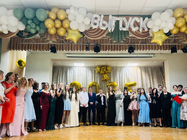 Пять медалистов выпустила школа имени маршала В. И. Чуйкова в Серебряных Прудах