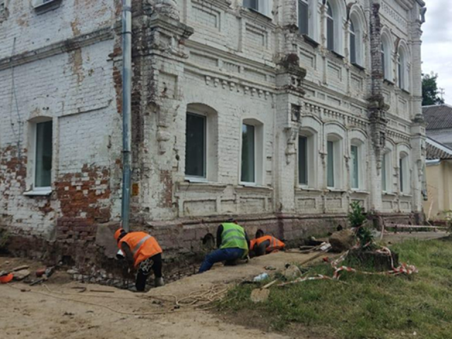 Капитальный ремонт фундамента исторического дома XIX века начался в Волоколамске