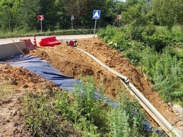 В деревне Кутьино начали восстанавливать размытый участок дороги