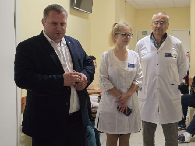 Главврач Коломенской больницы обсудил с пациентами организацию приема травматолога