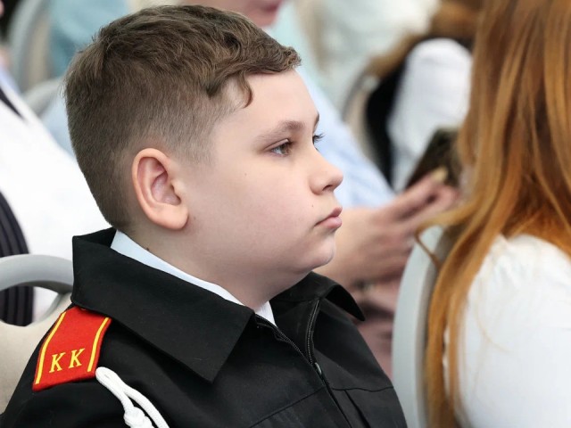 Губернатор Подмосковья Андрей Воробьев вручил паспорт кадету из Клина, отец которого находится на СВО
