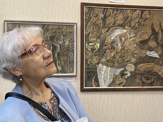 В Ашукинской библиотеке открылась выставка Елены Догониной «Милый сердцу уголок»