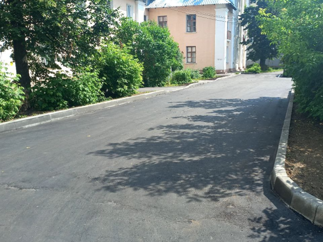 В электростальских дворах уложили новый асфальт и обустроили парковки