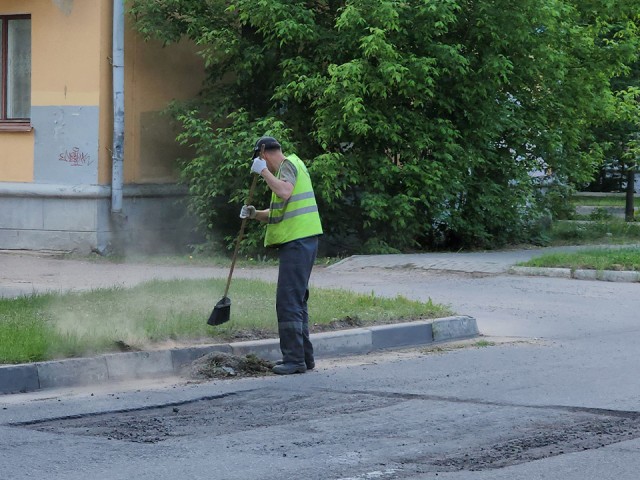 Дворникам указали строго соблюдать график уборки на улице Подмосковной