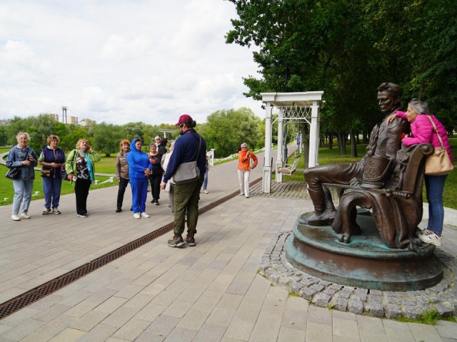 Пенсионерам провели бесплатную экскурсию по усадьбе Кривякино