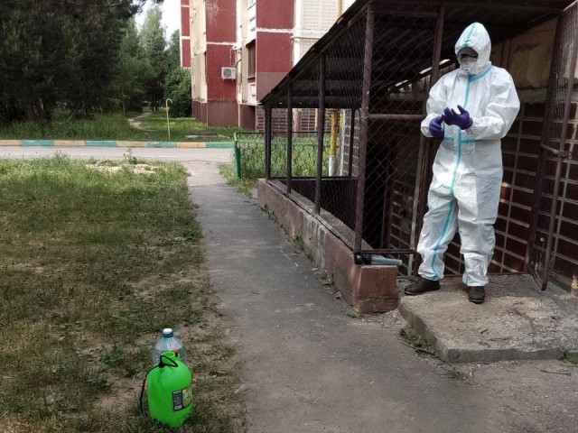 В Кубинке-8 обработали подвал дома №13 от насекомых