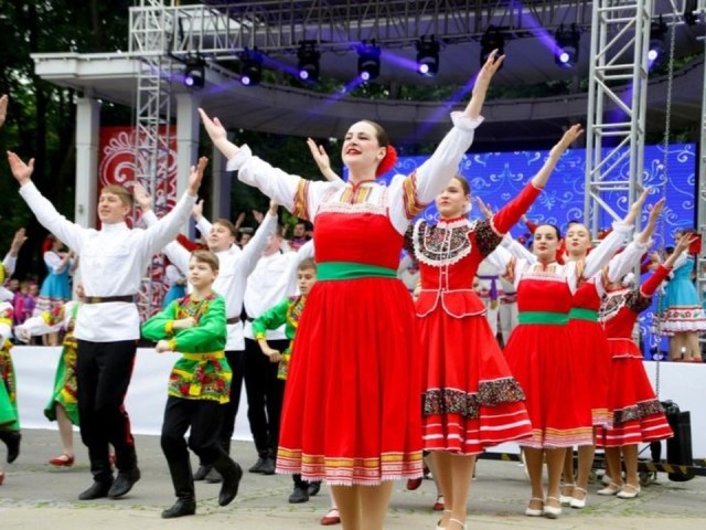 В парке усадьбы Кривякино прошел конкурс народного танца «Воскресенские вензеля»