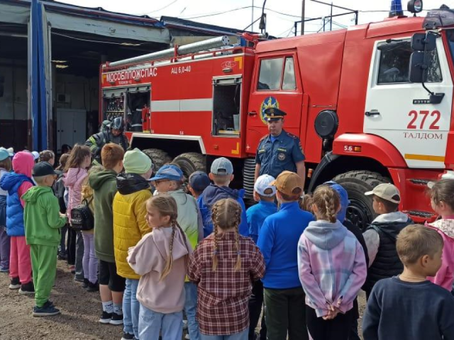 Пожарные в Талдоме научили детей безопасному поведению
