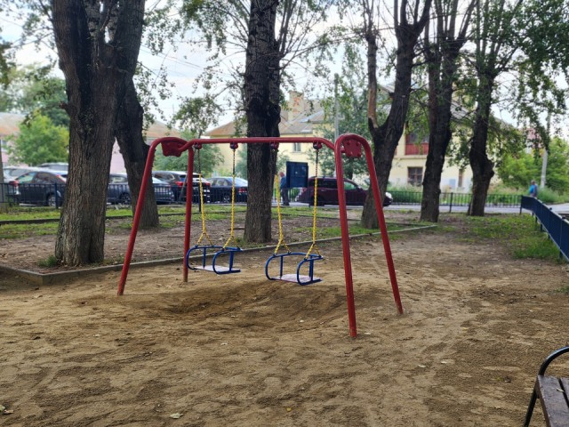 В поселке Ржавки починили опасные качели за один день