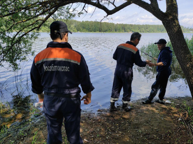 Пожарные провели рейды на диких пляжах Истринского водохранилища