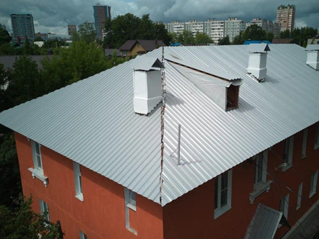 В Серпухове завершили замену стропил и кровельного покрытия в жилом доме