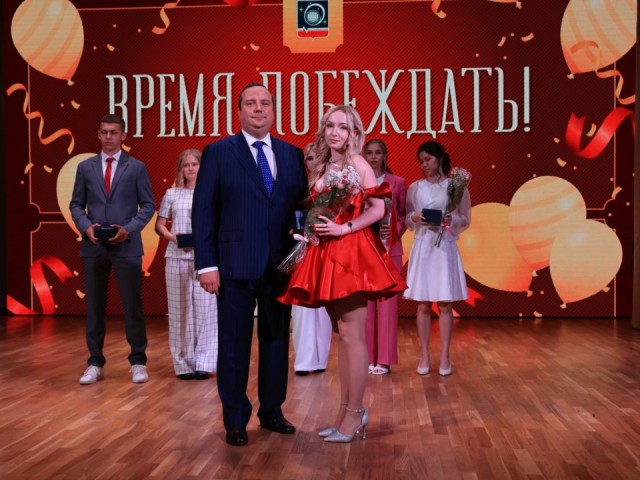 Глава Королева вручил школьникам медали за особые успехи в учебе