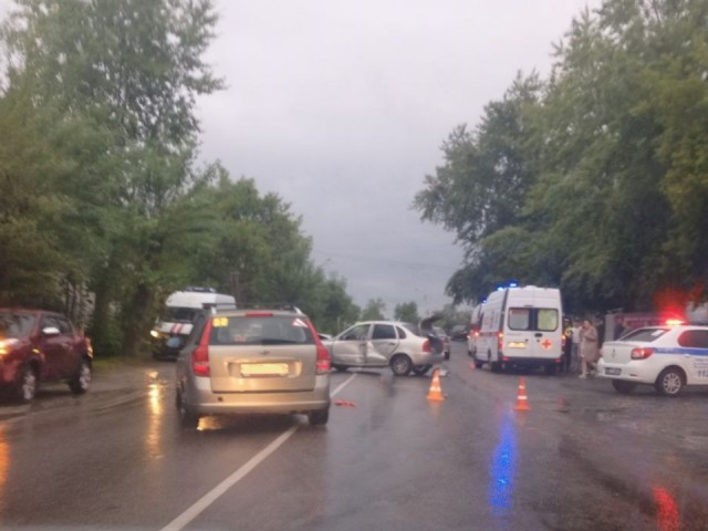 Дорожные полицейские выясняют обстоятельства аварии на улице Смычка