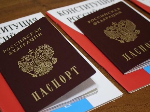 Восьми 14-летним жителям Серебряных Прудов вручили паспорта