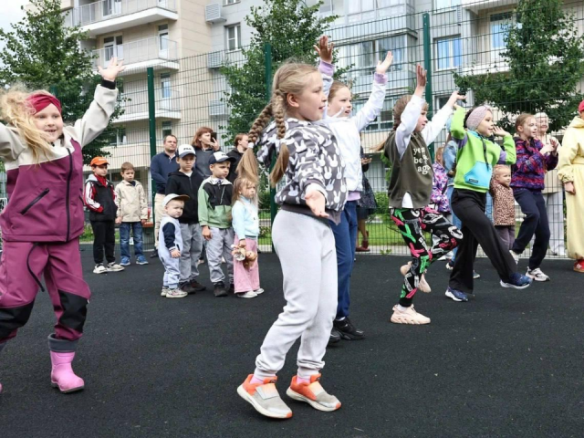 Жители Мытищ отметили День двора с песнями, играми и танцами