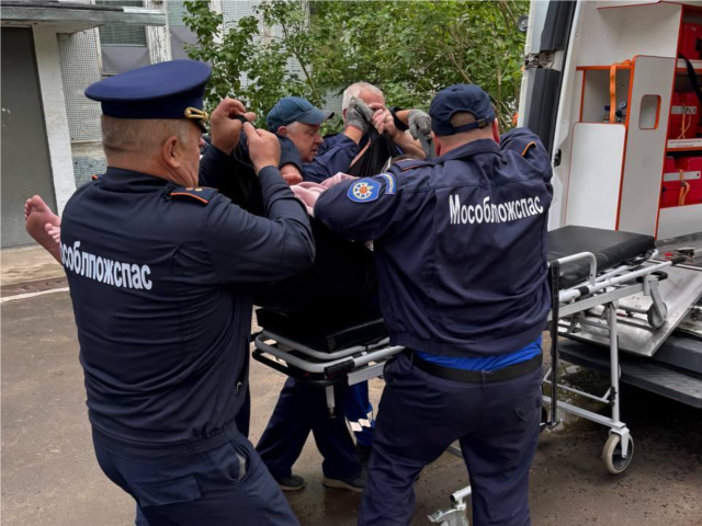 Спасатели помогли медикам транспортировать пациентку в Солнечногорске