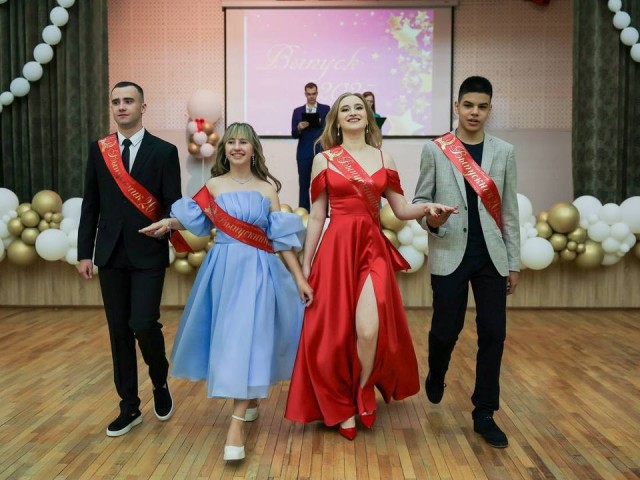 Будущие врачи и учителя стали главными героями выпускных вечеров в школах
