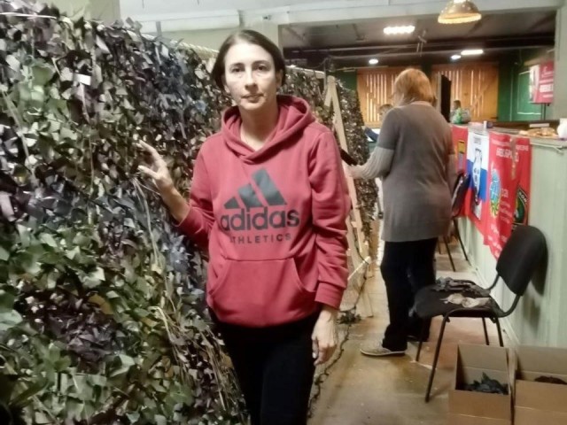 Участники клуба «Активное долголетие» из Дмитрова связали маскировочные сети солдатам СВО