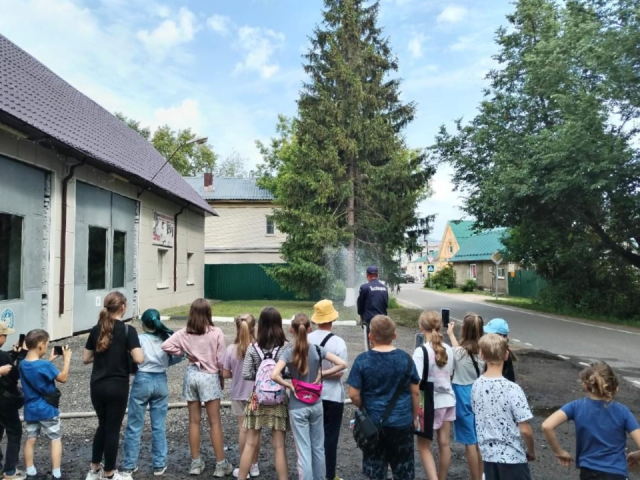 Спасатели показали детям из «Созвездия» свою технику и рассказали о профессии