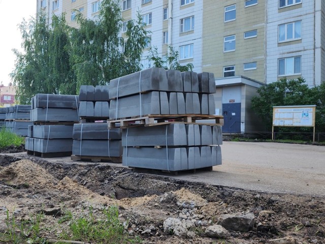 Во дворе на Весенней обустроят парковку и озеленят территорию