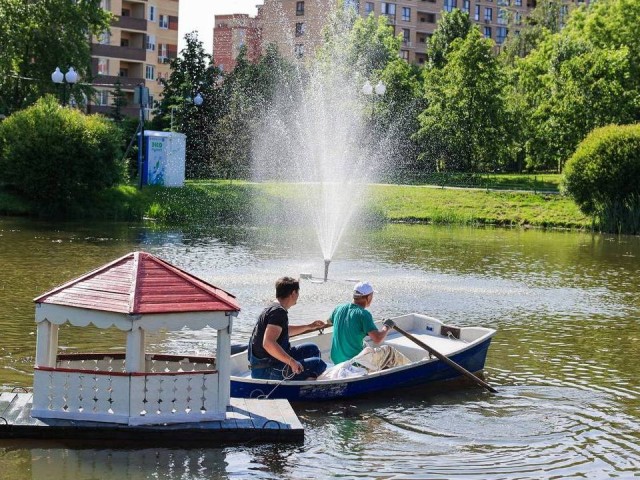 Домик для уток установили на Ядреевском пруду при участии детей