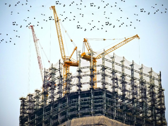 В двух корпусах строящегося ЖК в Балашихе начали монтировать лифты