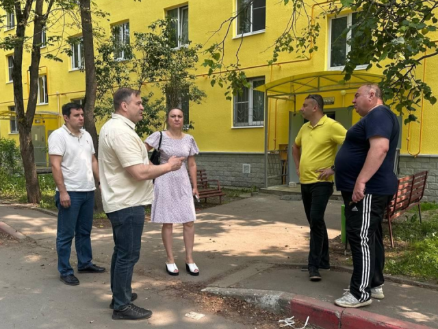 Ход капремонта домов в Ложках проверил замглавы Солнечногорска