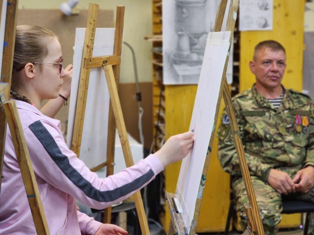 Художники Воскресенска написали портрет бойца СВО