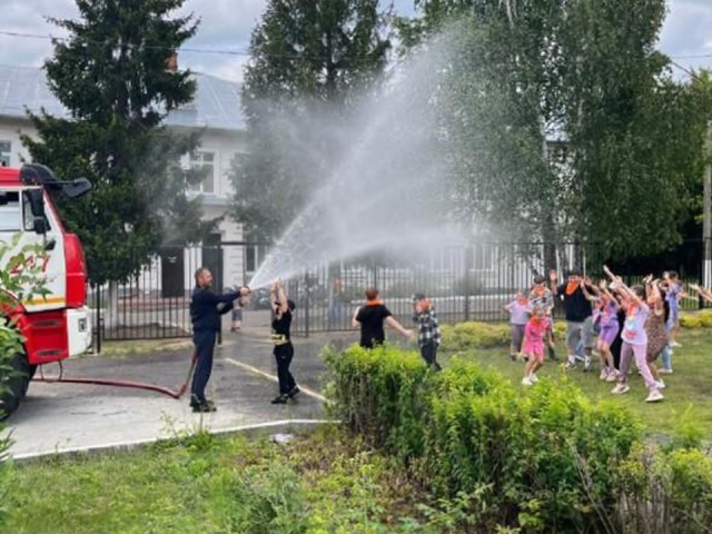 Детям в лагере Егорьевска показали работу пожарной техники