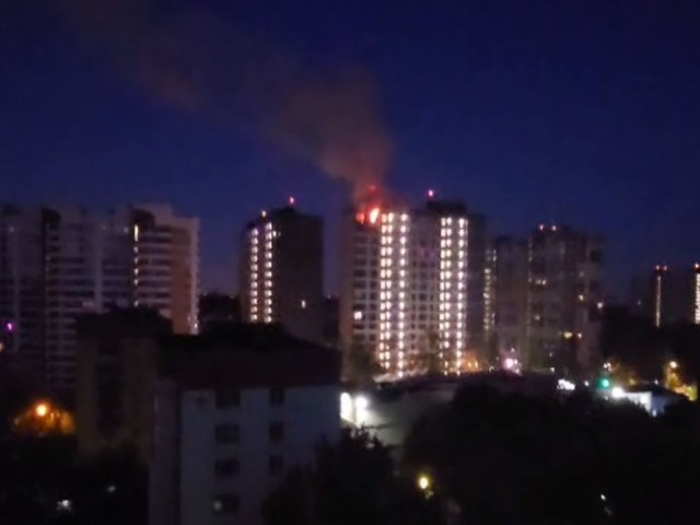 В Красногорске горит квартира в жилом доме