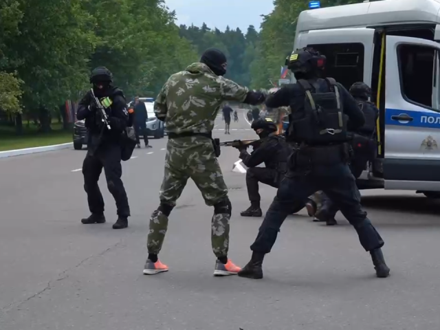 СОБР «Гюрза» показал спецтехнику и боевые приемы в Одинцове