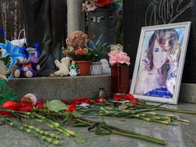 Близкие Жанны Фриске посетили ее могилу на Николо-Архангельском кладбище