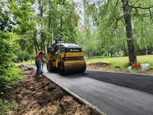 В Пущине укладывают асфальт во дворах микрорайона Г