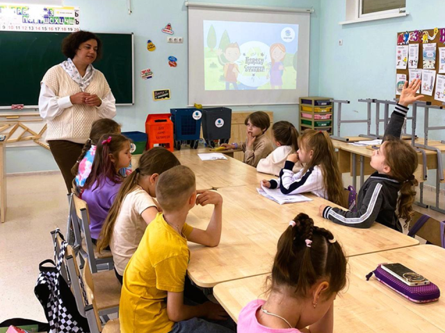 Детей научили сортировать мусор на экоуроке в летнем лагере «Титовец» в Щелкове