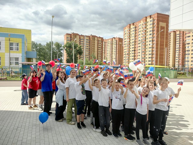 В честь Дня России щелковские школьники провели яркий флешмоб в летнем лагере