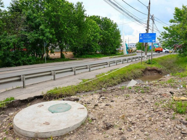 На месте подтопления в Пирогово за два дня прочистят трубы и углубят канавы