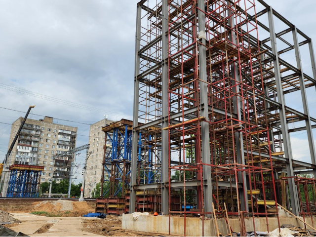 В Лобне строят безопасный пешеходный мост через железную дорогу