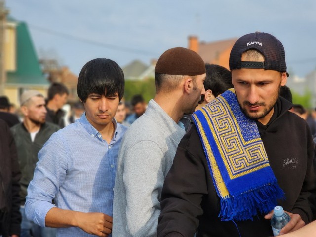 Около трех тысяч мусульман посетили службу в честь Курбан-байрама в мечети Старой Купавны