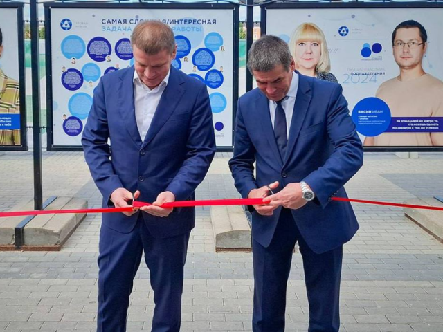 На главной площади Электростали открылась выставка портретов лучших работников Машзавода