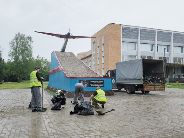 Возле мемориала в микрорайоне Чкаловский обновляют покрытие пешеходной зоны