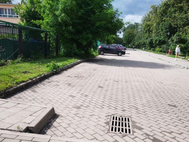 На улице Горького прочистили ливневки