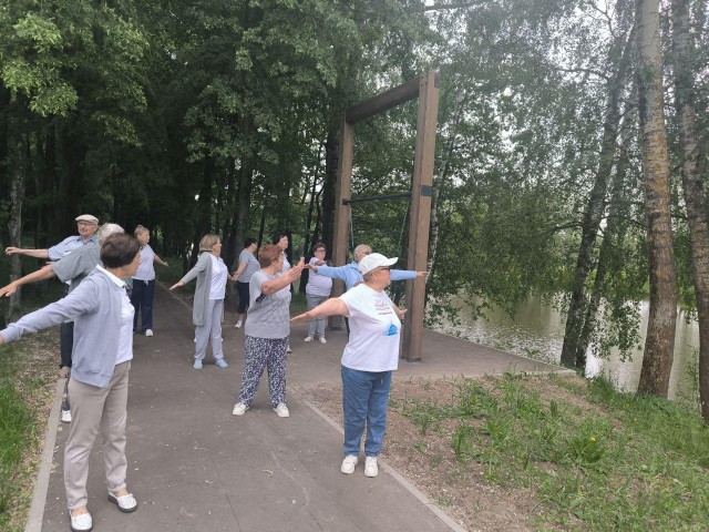 В Луховицком соццентре начали проводить дыхательную гимнастику на свежем воздухе