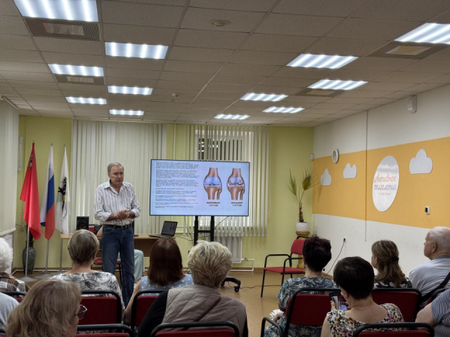 Врачи Клинской больницы консультируют участников «Активного долголетия»