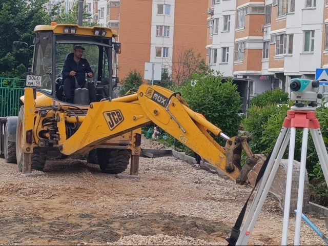 Новую детскую площадку устанавливают в лобненском микрорайоне Катюшки